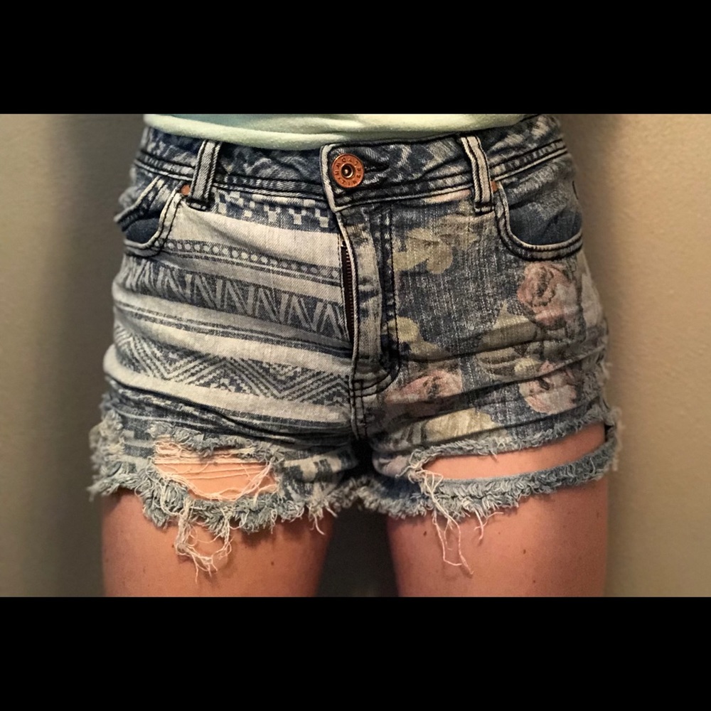 Inseltown Distressed Shorts W/ Floral Print. Sz 10